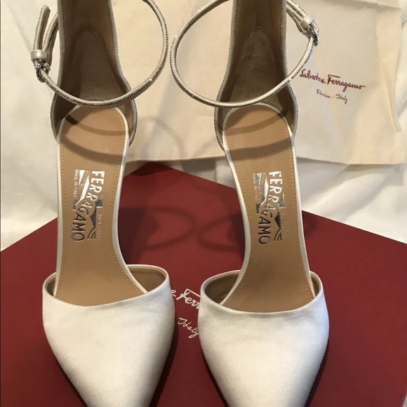 ⚡️SUPER SALE⚡️Salvatore Ferragamo Pumps MSRP $1075 - Picture 6 of 8
